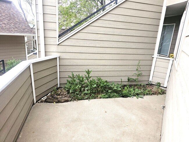 Building Photo - Beautiful 1 Bedroom Condo Near the Mountains