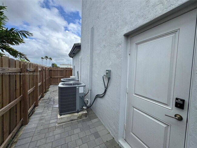 Primary Photo - 28850 SW 163rd Ave