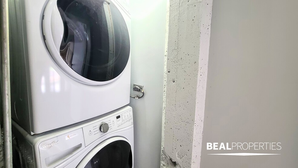 Building Photo - 2320 N Damen Ave