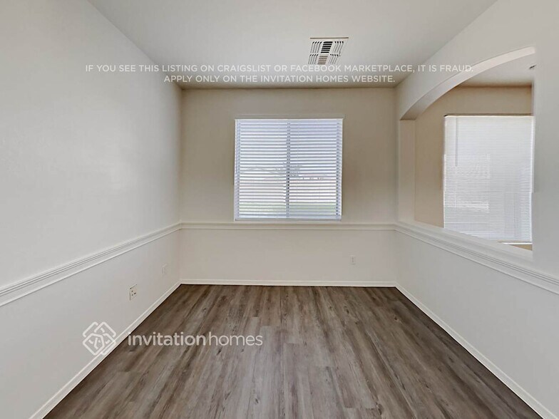 Building Photo - 3722 E Meadowview Dr