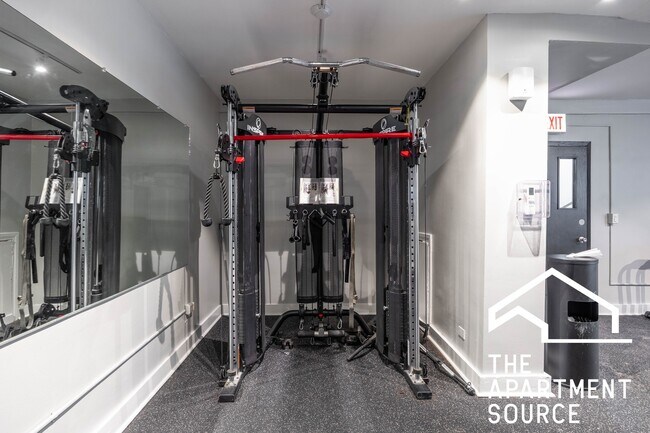 Building Photo - 1140 N La Salle Dr