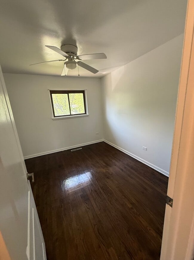 Building Photo - Miller Luxury Living! Plenty of space to enjoy & entertain! June Move in Special!