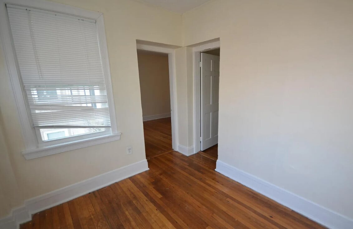 Building Photo - 208 Kelton St
