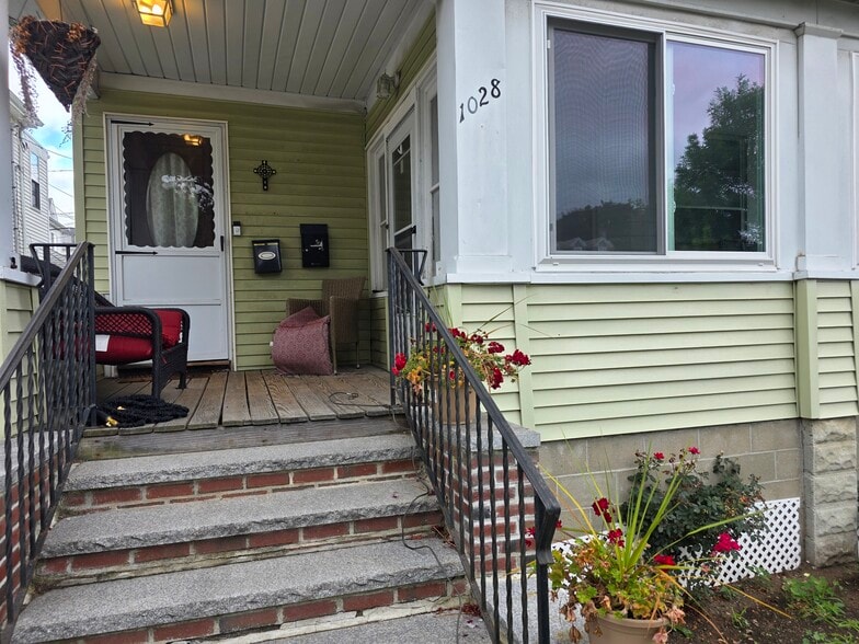 Building Photo - 1028 Fellsway