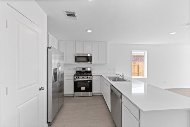 Building Photo - Cozy Living in Baytown