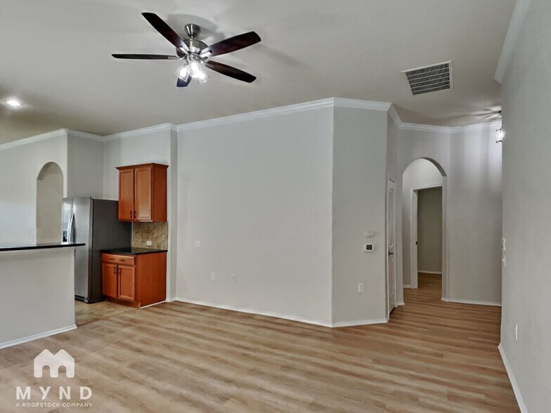Building Photo - 5833 Zachary Scott St