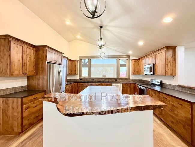 Building Photo - 16205 NE Leaper Rd