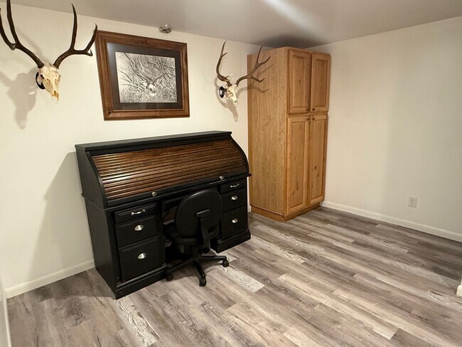 Building Photo - Beautifully updated townhouse with shop / 40'x25' garage / 12' automatic garage door