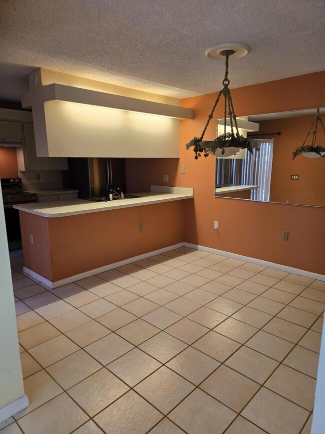 Building Photo - 505 Live Oak Ln