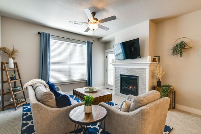 Building Photo - 4642 Hahns Peak Dr