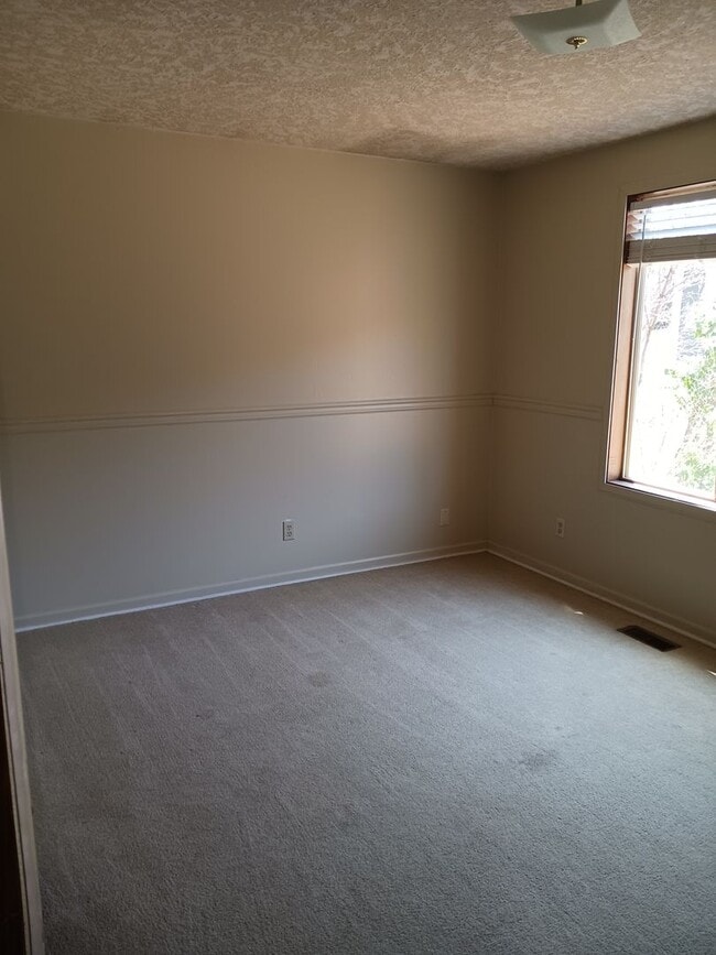 Building Photo - 708 Highland Dr