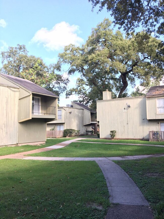 Building Photo - 2 bed/ 2 bath condo