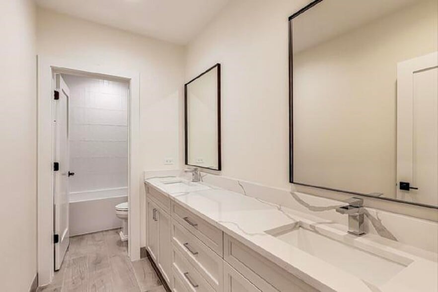 Building Photo - 5015 N Lincoln Ave