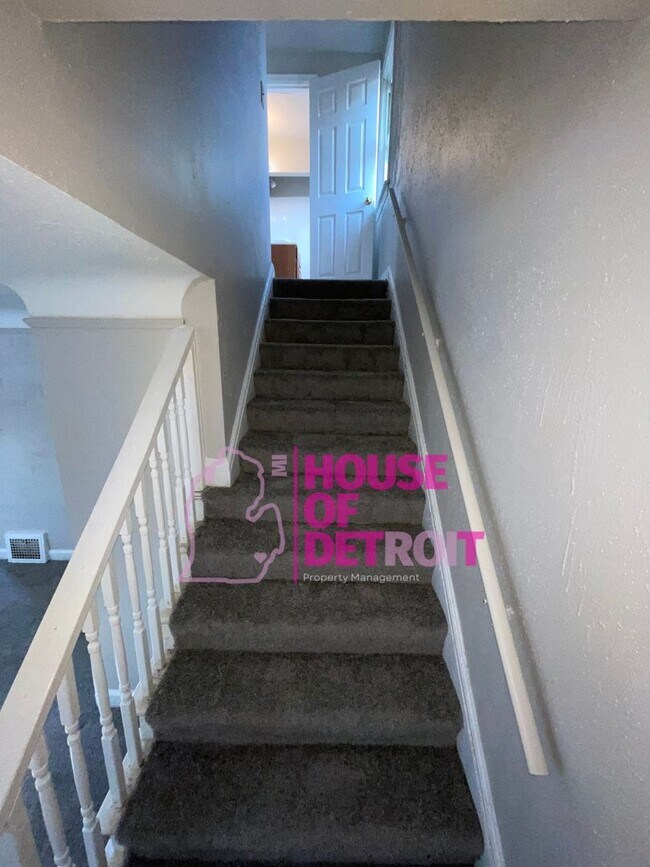 Building Photo - 2 BEDROOM | 1 BATH |