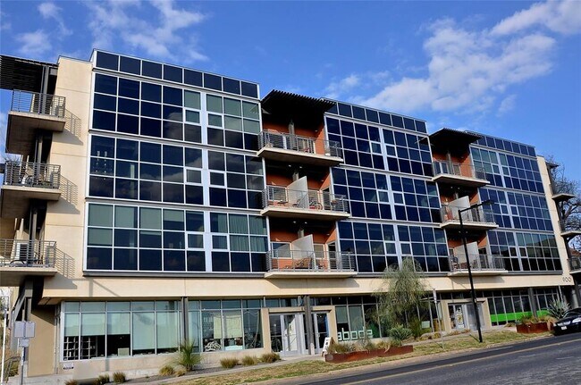 Building Photo - 601 Brushy St