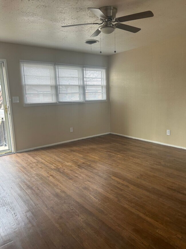 Building Photo - Super cute, Southlawn cutie!