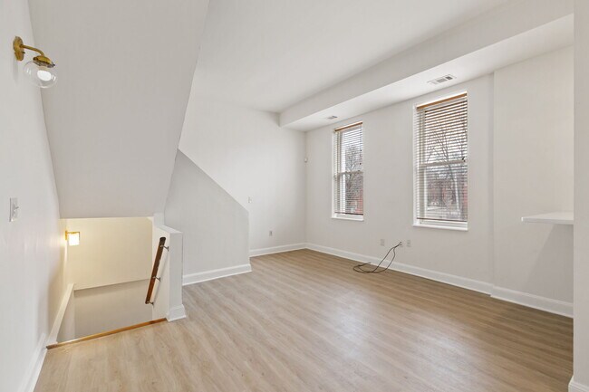 Building Photo - 2005 Lynch St