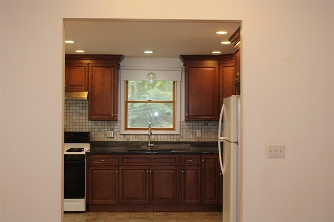 Building Photo - 4 Elm Way