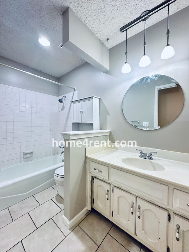 Building Photo - A Beautiful Olathe Home in a Quiet Neighbo...