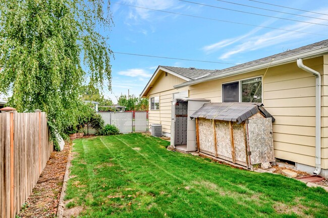 Building Photo - Savage / Ellis Duplex