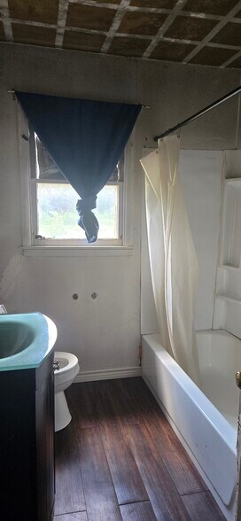 Hallway bathroom - 1721 Austin St