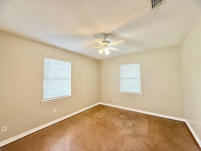 Building Photo - Charming 3-Bedroom - Pace