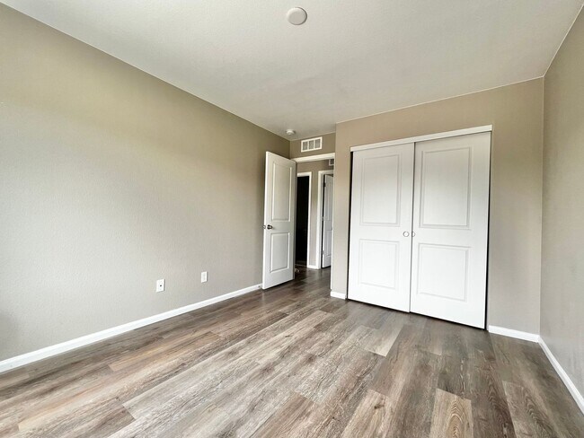 Building Photo - Spacious 5 Bed 3.5 Bath with Modern Upgrades!