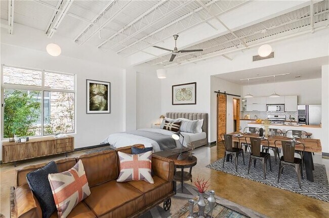 Building Photo - 2401 E 6th St