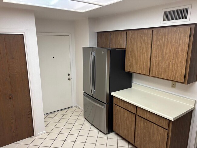 Building Photo - 4218 E Crescent Ave