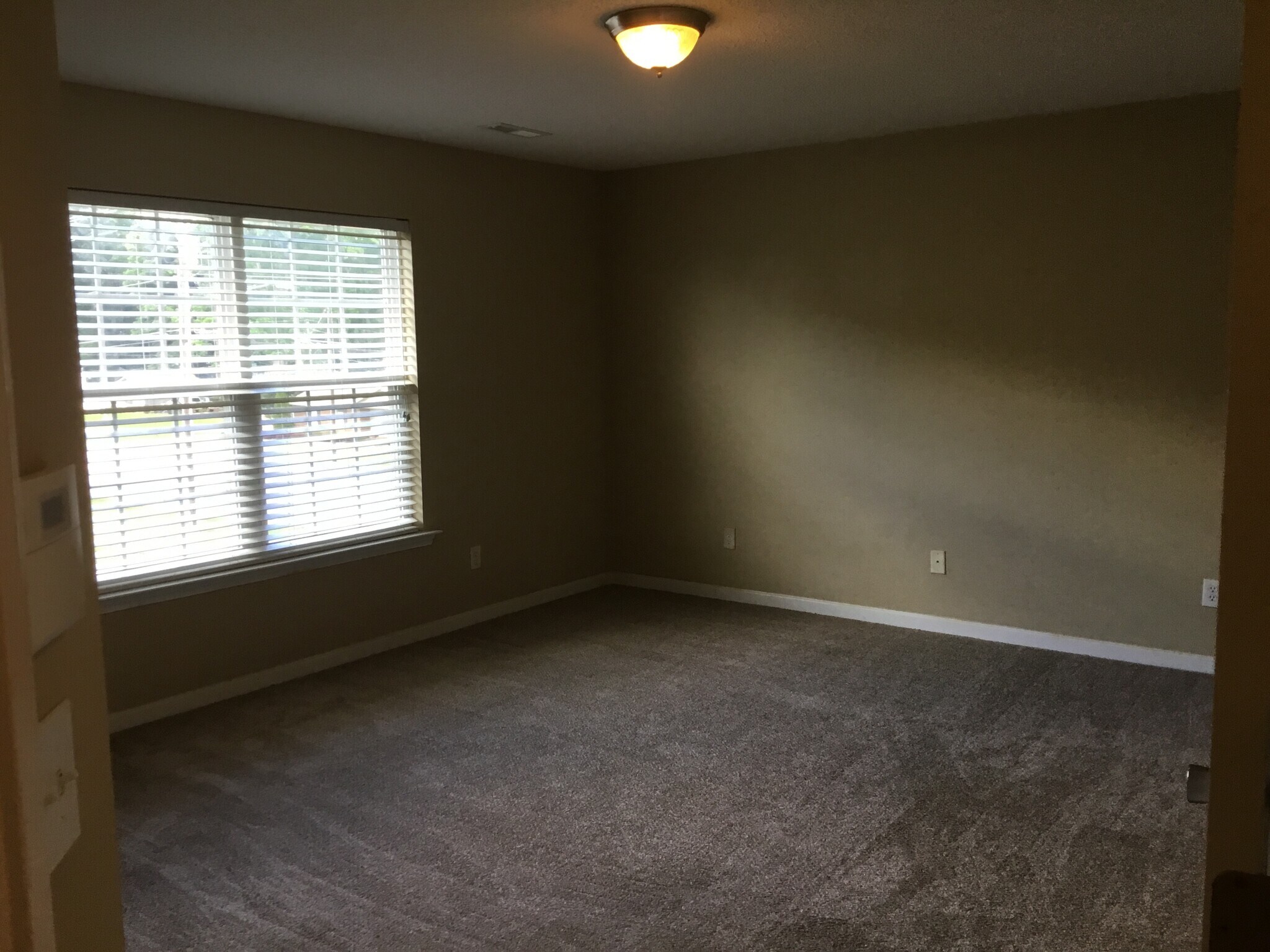 Building Photo - 6004 Glen Way Dr