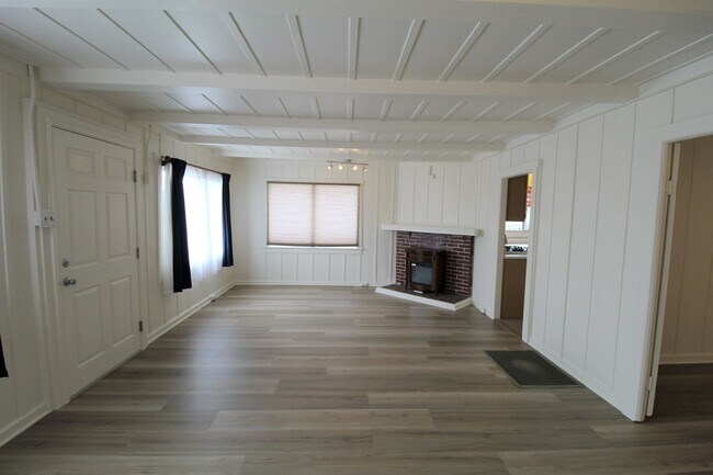 Building Photo - Downtown Ventura Bungalow with Beautiful Y...