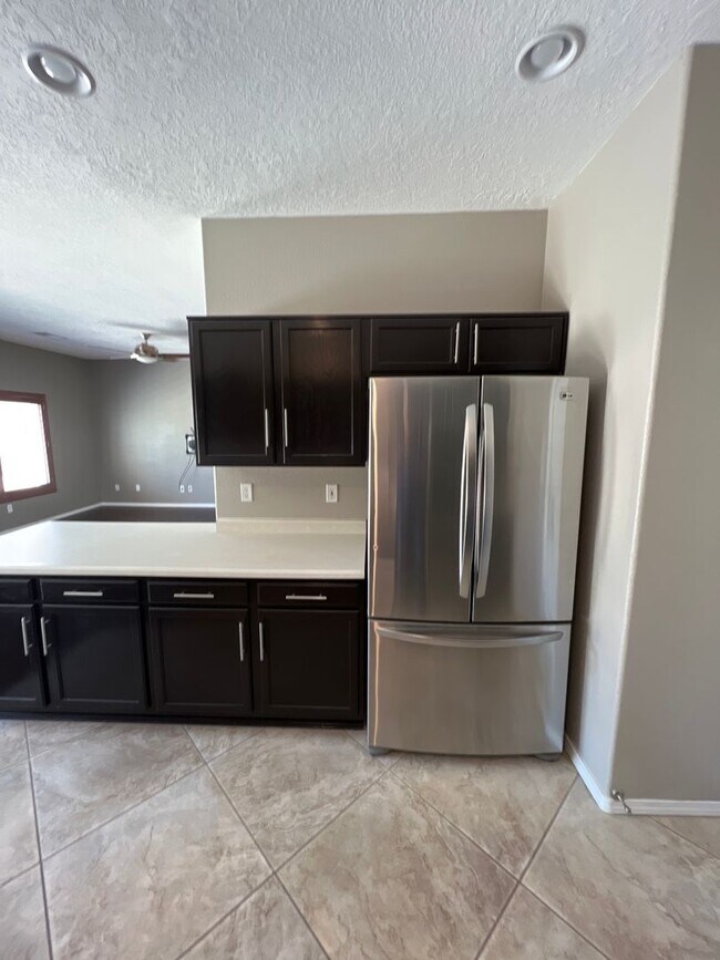 Building Photo - Vista Del Norte neighborhood 3 Bedroom