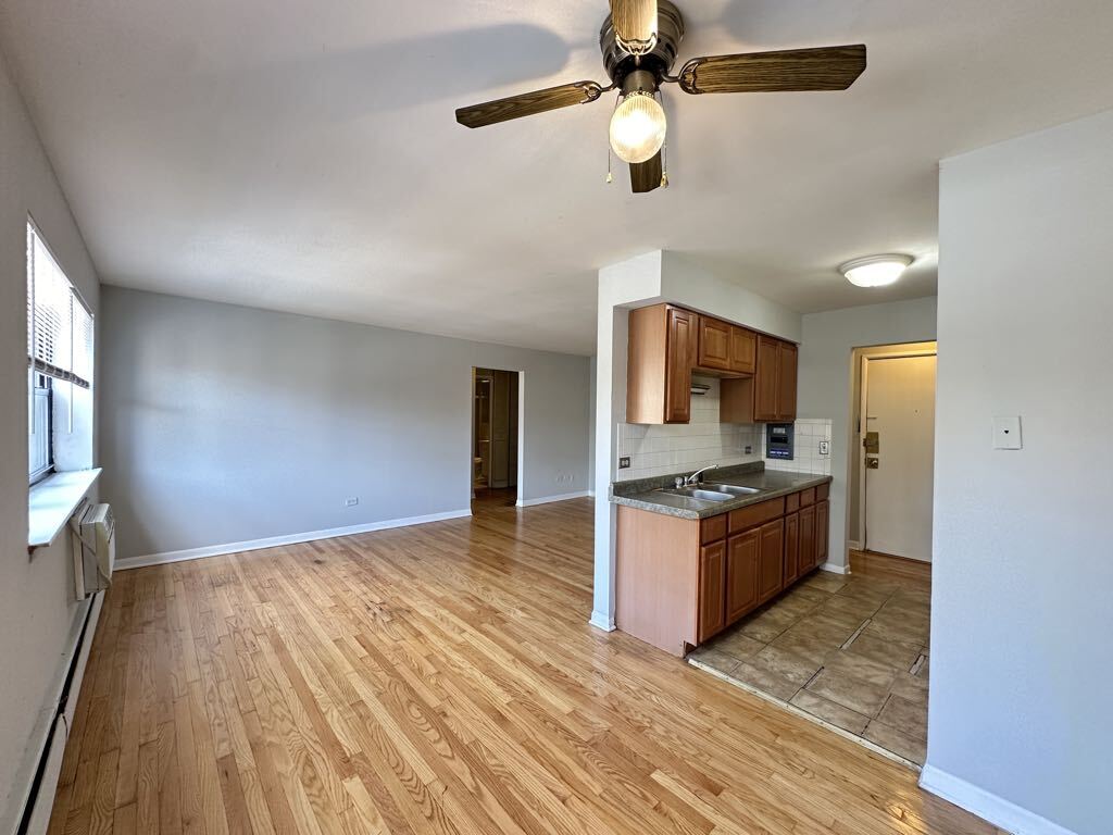 Building Photo - 513 W Briar Pl