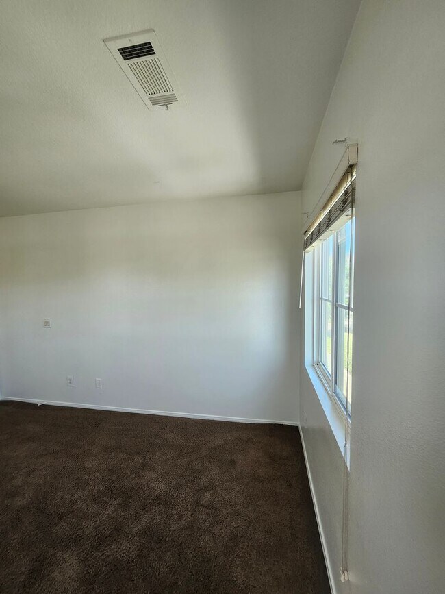 Building Photo - Chino 4 bedroom Beauty