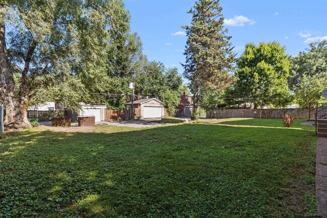 Building Photo - For Rent: Spacious 4 Bedroom Home in South...