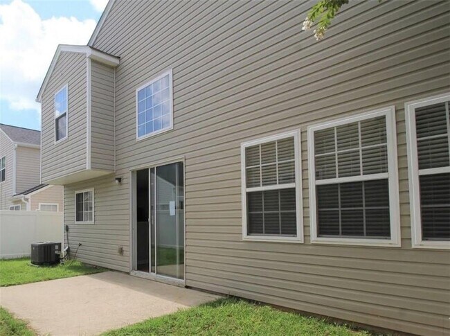 Building Photo - 137 Swanee Ln