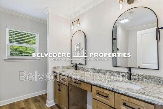 Building Photo - 2322 Fernwood Dr