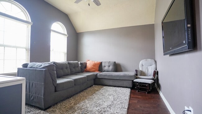 Building Photo - 2109 Mooncrest Dr