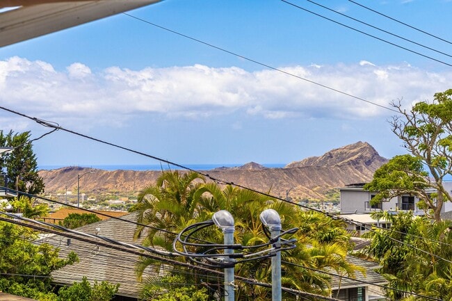 Building Photo - Charming 2BR/1BA Home with Stunning Ocean ...