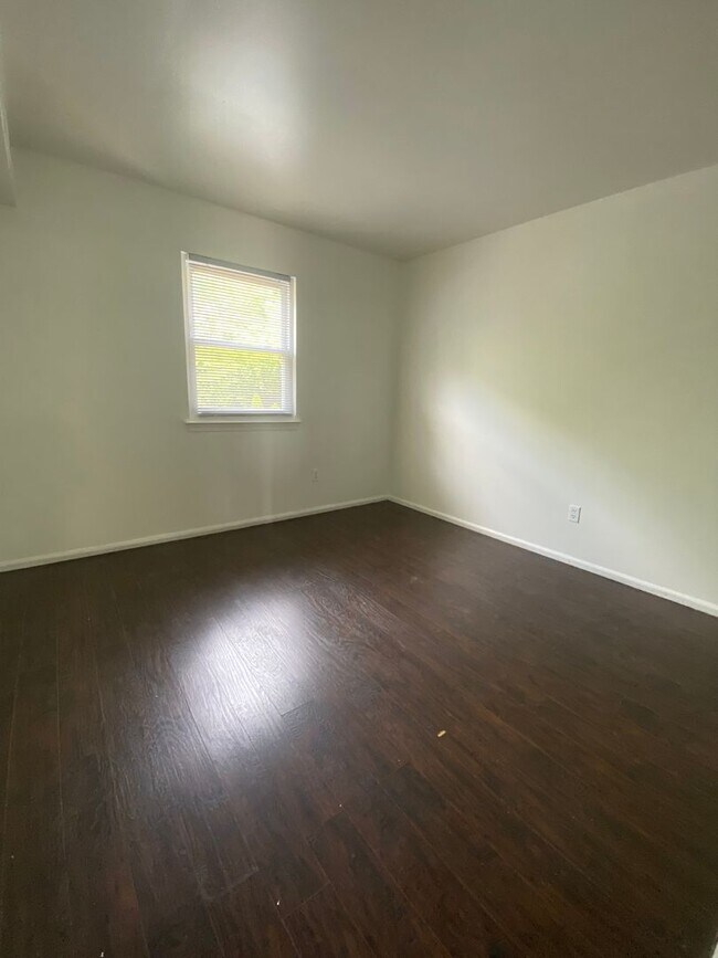 Building Photo - 303 Corinthian Ave