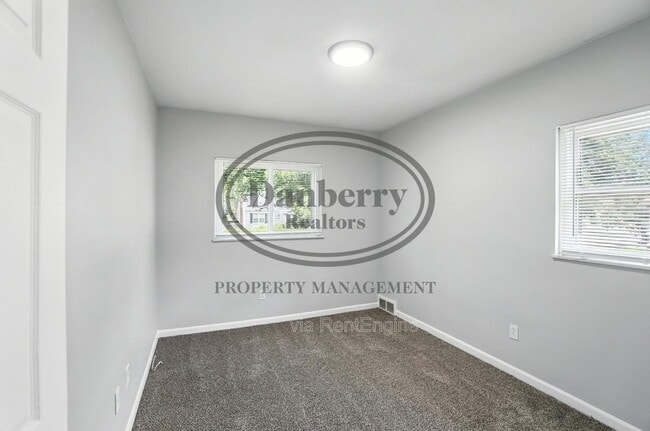 Building Photo - 822 Searles Rd