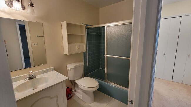 Building Photo - Stunning 4 Bedroom 2.5 Bathroom 3-Level Ho...