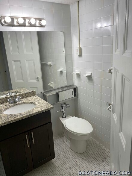 Building Photo - 62 Boylston St