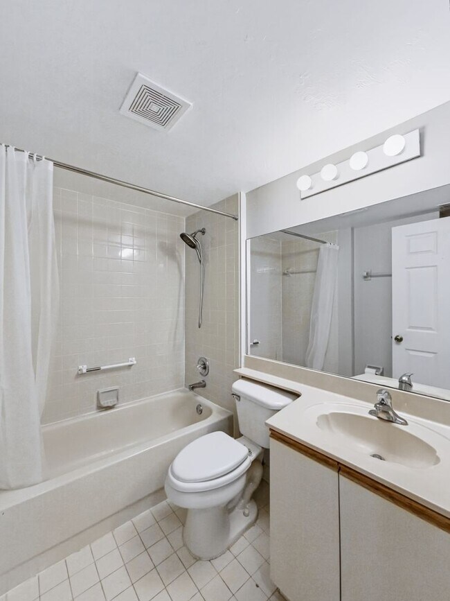 Building Photo - ** COACH HOMES @ BERKSHIRE LAKES ** 2 BED / 2 BATH - 1ST FLOOR CONDO - GARAGE - ANNUAL RENTAL