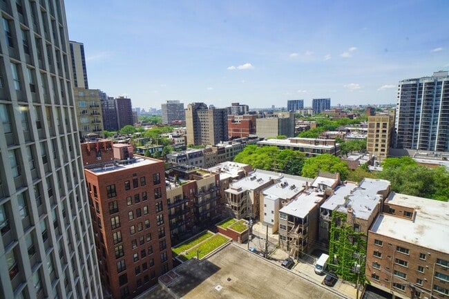 Building Photo - 2626 N Lakeview Ave