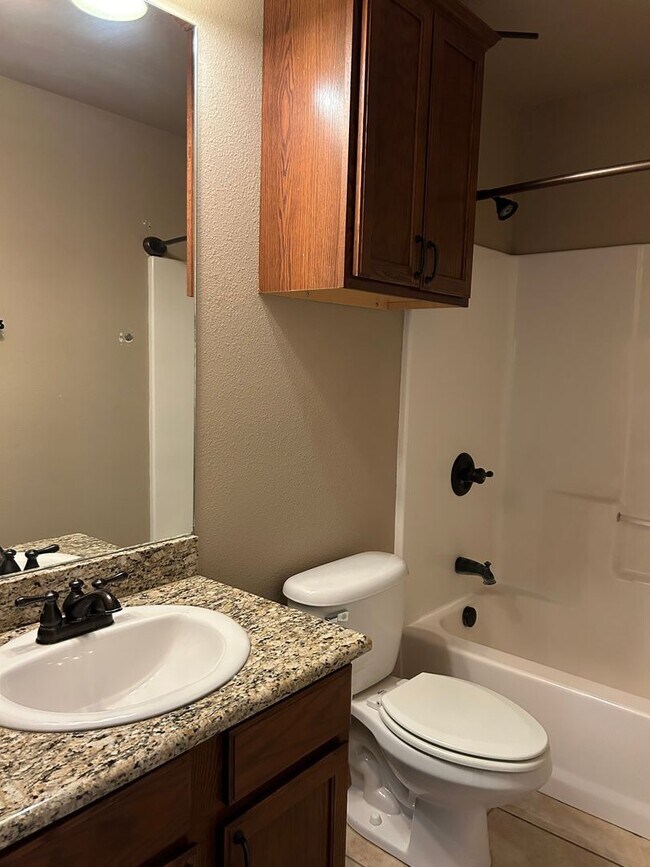 Building Photo - Townhome is the Eastside