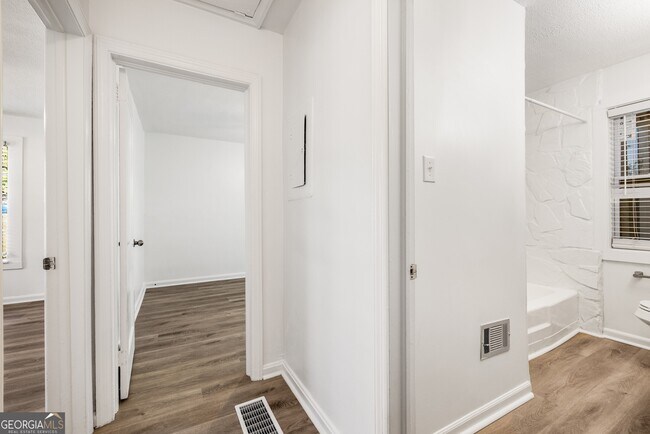 Building Photo - 1801 Crestridge Dr SE