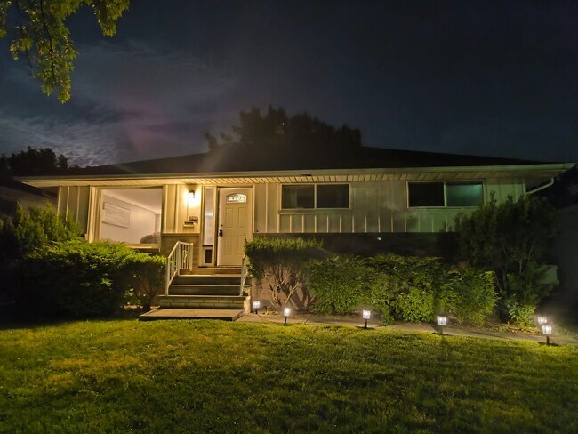 Building Photo - FULLY FURNISHED ACED 3 BED 1.5 BATH SINGLE FAMILY HOME IN BEAUTIFUL MAPLE HEIGHTS!