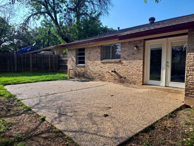 Building Photo - 3 Bedroom / 2 Bath / 2 Car Garage