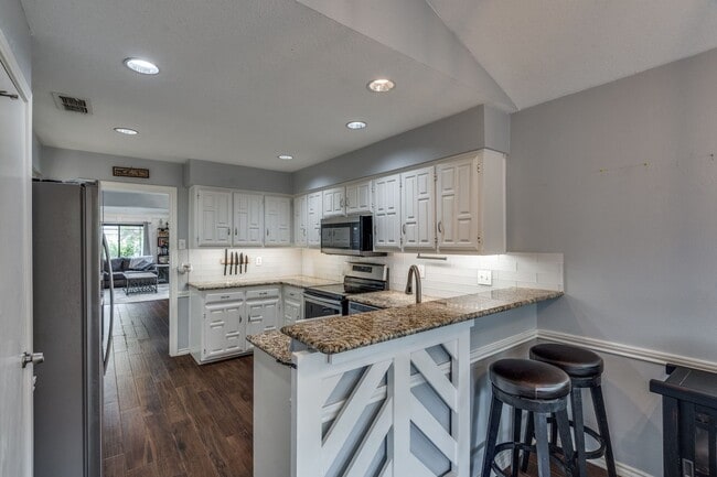 Building Photo - 1108 Richland Oaks Dr
